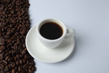 Beyaz masa kahve Kupası