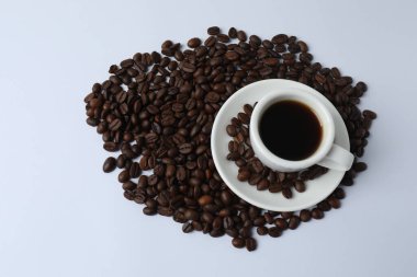 kahve fincanı kahve çekirdekleri üzerine