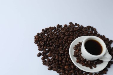 Sade kahve çekirdekleri ve fotokopi alanı olan kahve fincanı. yüksek çözünürlük