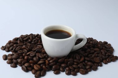 Kahve fincanı ve fasulye.