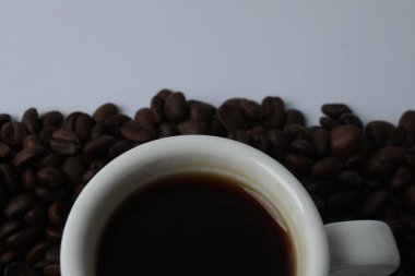 beyaz zemin üzerine kahve çekirdekleri ile Kupası