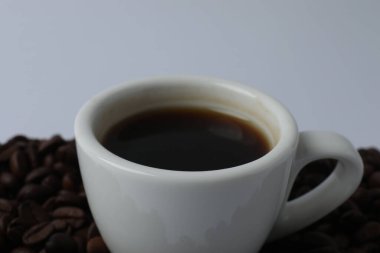 kahve çekirdekleri ve beyaz zemin üzerine Kupası