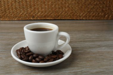 Tahta arka planda bir fincan kahve.