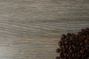 Ahşap arka planda kahve çekirdekleri.