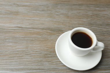 Tahta masada bir fincan sade kahve.