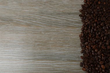 Kahverengi ve beyaz kahve çekirdekleri masanın üstünde.