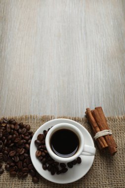 Ahşap arka planda kahve fincanı