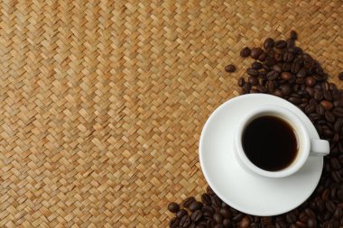 Kahve çekirdekleri ve bir fincan kahve.