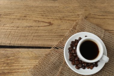 Tahta arka planda bir fincan kahve.