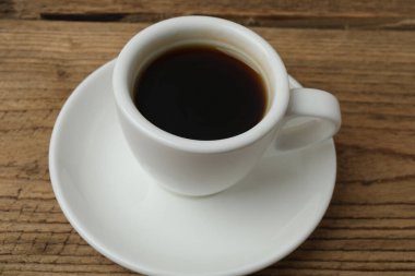 beyaz zemin üzerine kahve