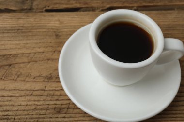 Tahta masada bir fincan kahve.