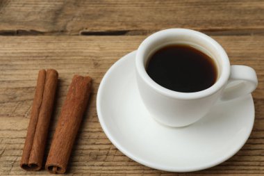 Tarçın ve tarçın çubuklu sade kahve.