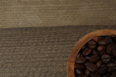 Kahverengi kahve çekirdekleri ve ahşap arka plan