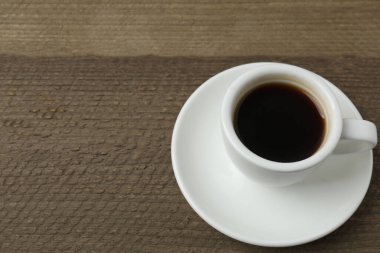 Ahşap arka planda kahve fincanı