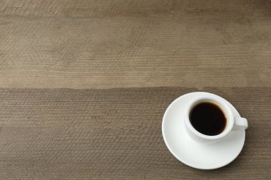 Kahve fincanı ve kahve çekirdeği beyaz ahşap arka planda fotokopi alanı ile