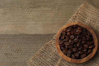 Çuval bezinde kahve çekirdeği kavurması.