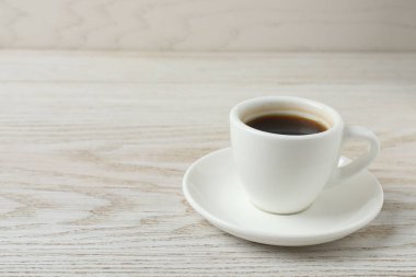 Beyaz fincan kahve beyaz zemin üzerine