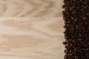 Tahta arka planda kahve çekirdekleri.