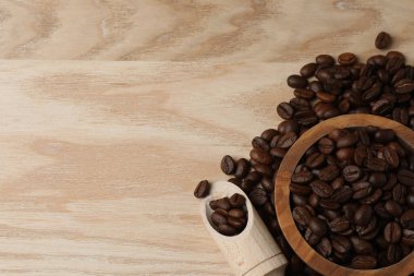 Kahve çekirdeği ve kahve fincanı.