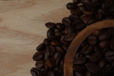 Kahve fincanlı kahve çekirdekleri