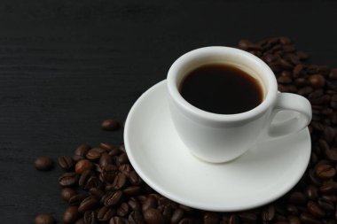 Kahve çekirdekli kahve fincanı.
