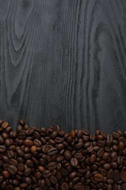 kahve çekirdekleri ahşap masada, kopyalama alanı
