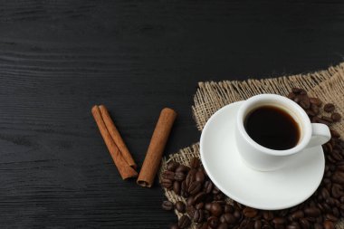 Tahta arka planda sade kahve ve tarçın