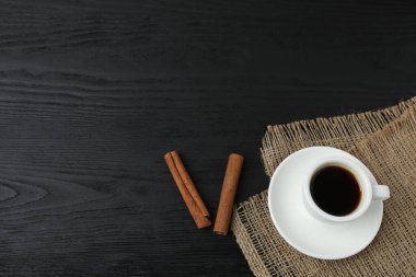 Bir fincan kahve, tarçın çubukları, yıldız anason ve şeker.