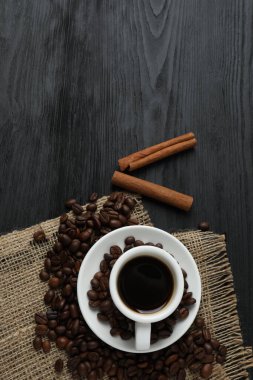 Kahve ve tarçınlı kahve fincanı ve kahve çekirdekleri. yüksek kaliteli fotoğraf