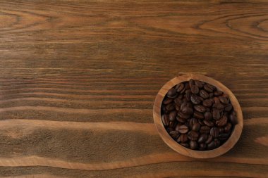 Kahverengi kahve çekirdeği ahşap kasede fotokopi alanı ile