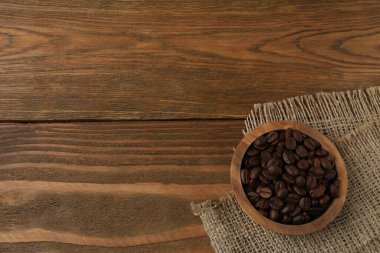 Ahşap bir arka planda kahve çekirdekleri