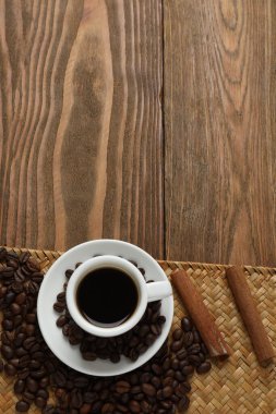 Ahşap arka planda kahve fincanı. Kopyalama alanı olan üst görünüm