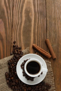 Kahve çekirdekleri ve tarçın.