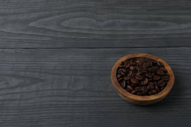 Ahşap masada kavrulmuş kahve çekirdekleri..