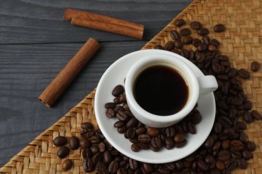 Masanın üzerinde bir fincan kahve..