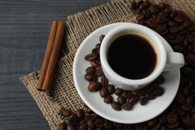 fincan kahve ve tarçın