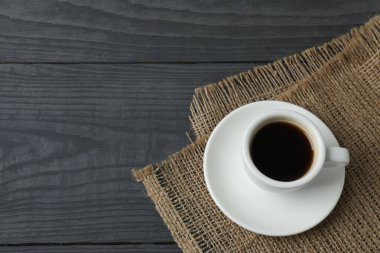 Beyaz ahşap masada bir fincan taze kahve. Üst Manzara. kopyalama alanı. kahve molası kavramı.