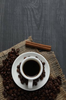 Tahta bir masada kahve çekirdekli bir fincan sade kahve. yüksek kaliteli fotoğraf