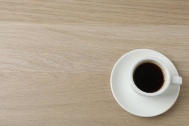 kahve fincanı Beyaz ahşap masa üstü görünümü.