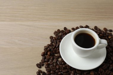 Kahve fincanı ve kahve çekirdeği.