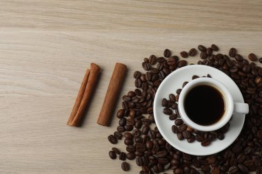 Beyaz arka planda kahve fincanı ve fasulye. Kopyalama alanı olan üst görünüm.