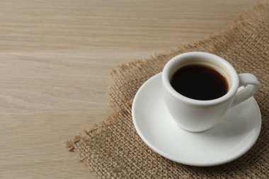 Tahta Masa üzerinde bir fincan sade kahve..