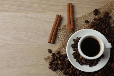 Kahve fincanı ve tarçın