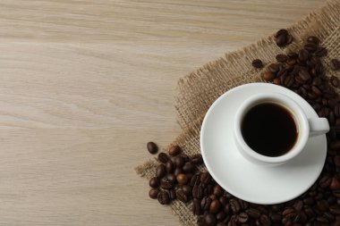 Kahve ve kahve çekirdekleri. Üstten Görünüm.