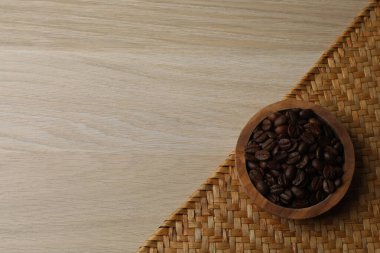 Ahşap arka planda kahve çekirdekleri