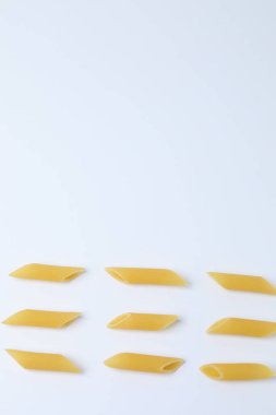 Beyaz bir arka plan üzerinde makarna seti