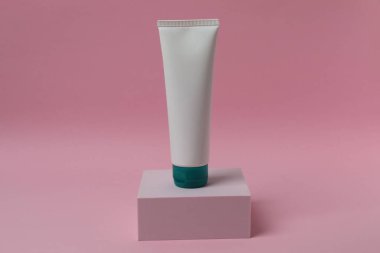 Renkli arka planda kozmetik şişesi