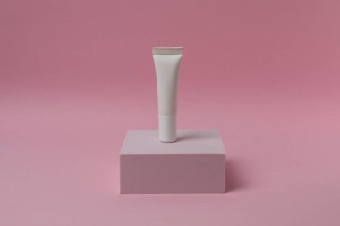 Krem tüplü kozmetik ürün modeli ve boş beyaz arka plan, 3 boyutlu. 3d illüstrasyon