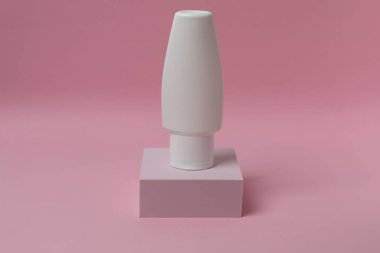 Pembe arka planda modern beyaz şişe