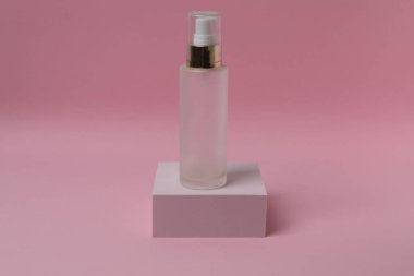 Renkli arka planda bir şişe parfüm